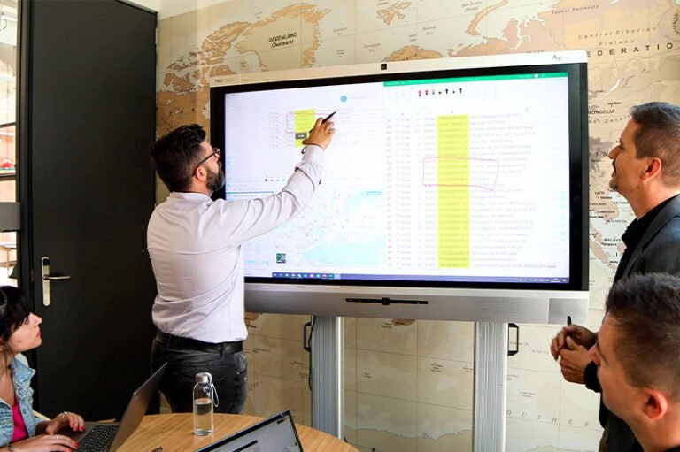 Instalacion de equipos audiovisuales pantalla interactiva