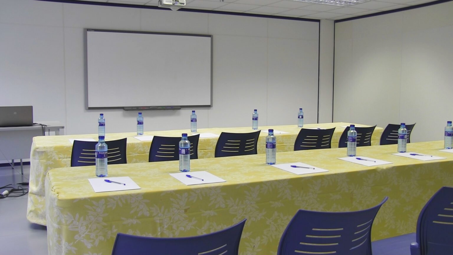 Reuniones de empresa y material audiovisual sala de reuniones
