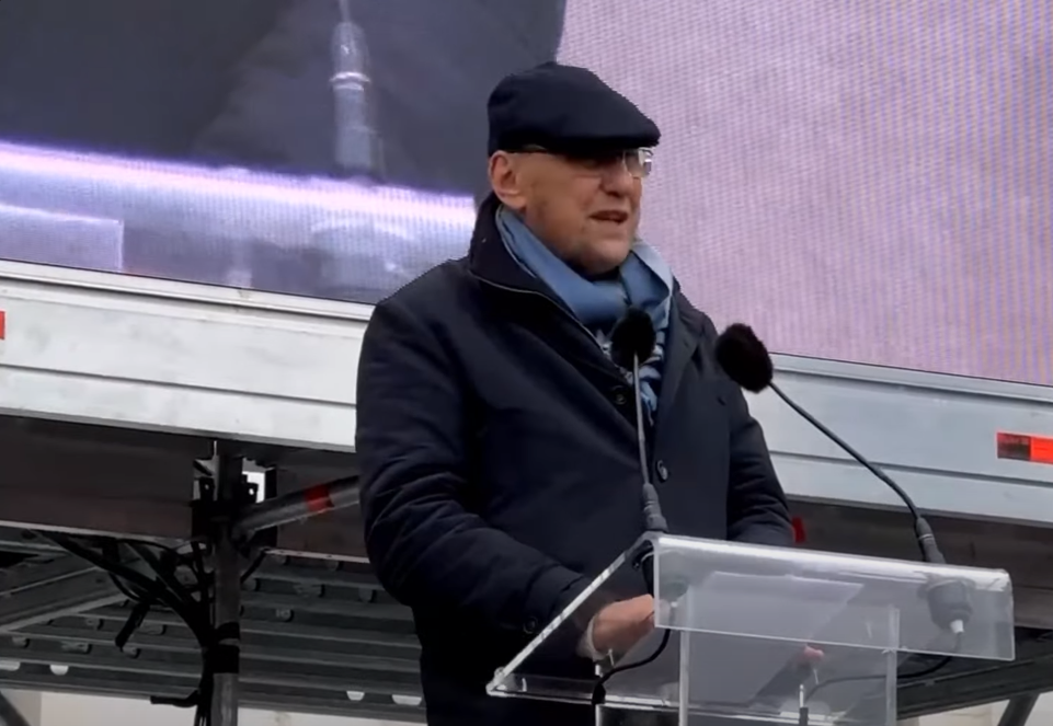 imagen de Alejo Videl Quadras dando un discurso en el la estructura proporcionada por audiovisuales fader