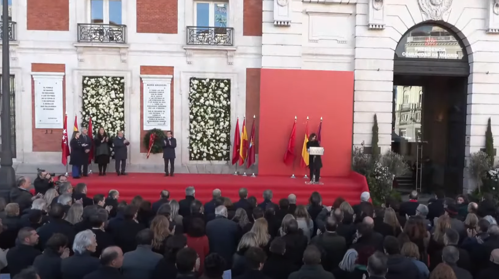 Imagen del escenario montado con una moqueta roja en SOL, , Madrid, durante el homenaje a la víctimas del 11-M