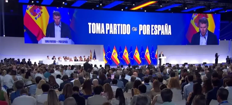 Pantalla LED gigante de 24x7 metros con extensión en forma de T instalada por Audiovisuales Fader en el Congreso del PP 2025