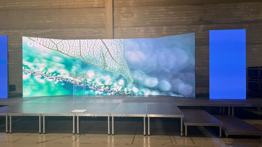 Pantalla LED en escenario para servicio de alquiler