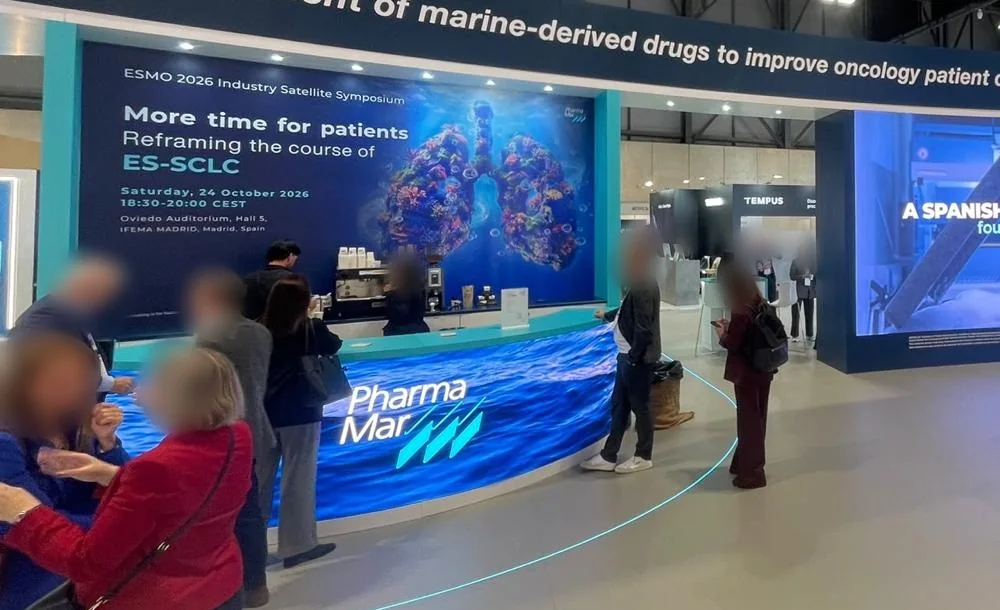 Mostrador LED curvo con vídeo de olas y logotipo de PharmaMar en su stand de ESMO 2026