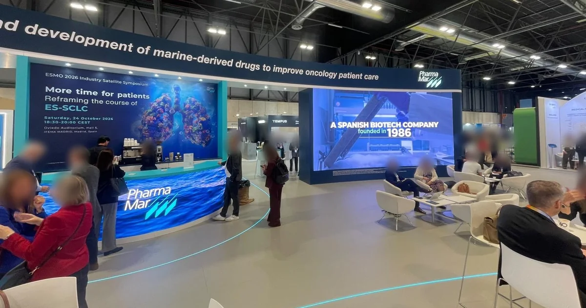 Stand de PharmaMar en el Congreso ESMO 2026 en IFEMA Madrid con mostrador LED curvo y pantalla LED de gran formato