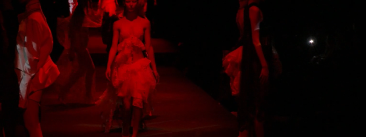 Pasarela Envuelta en Luces Rojas Pasarela Envuelta en Luces Rojas